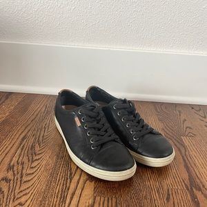 Black leather Ecco sneaker!